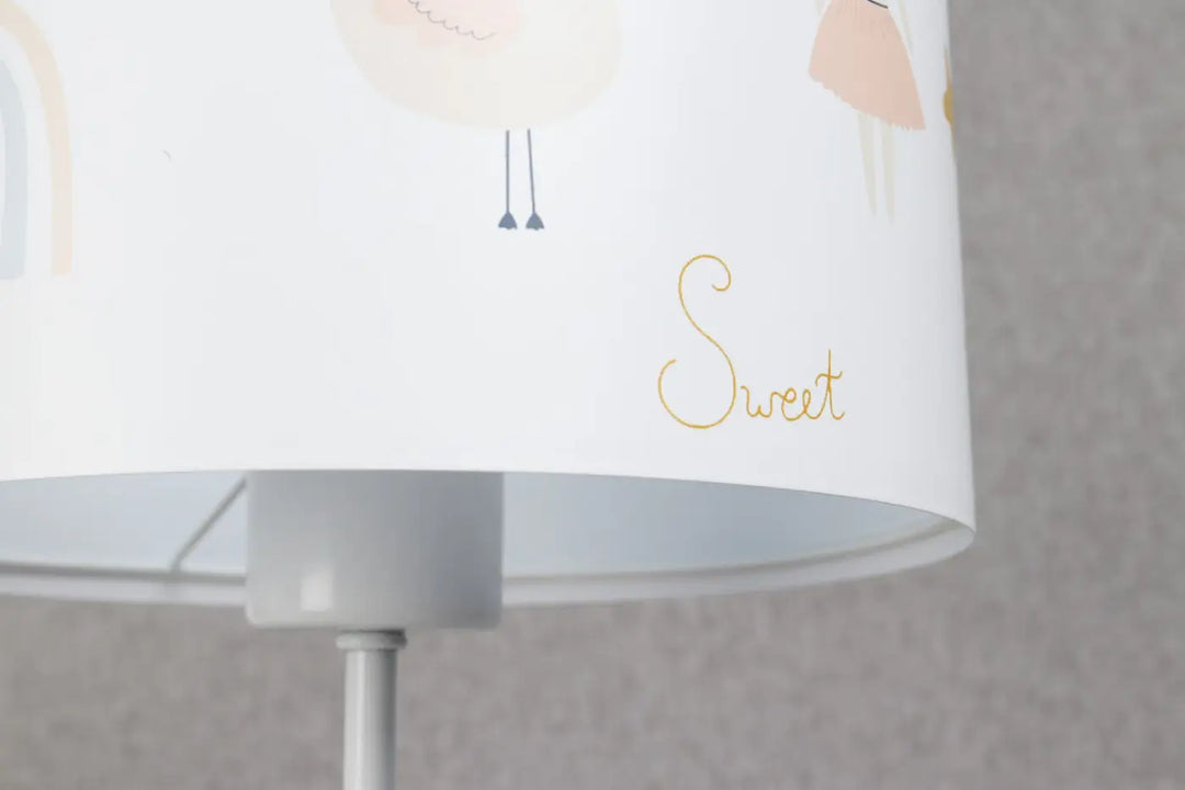 Lampe de table sweet dreams blanche avec décor lapin tendre pastel et lettrage doré sweet pour table blanche