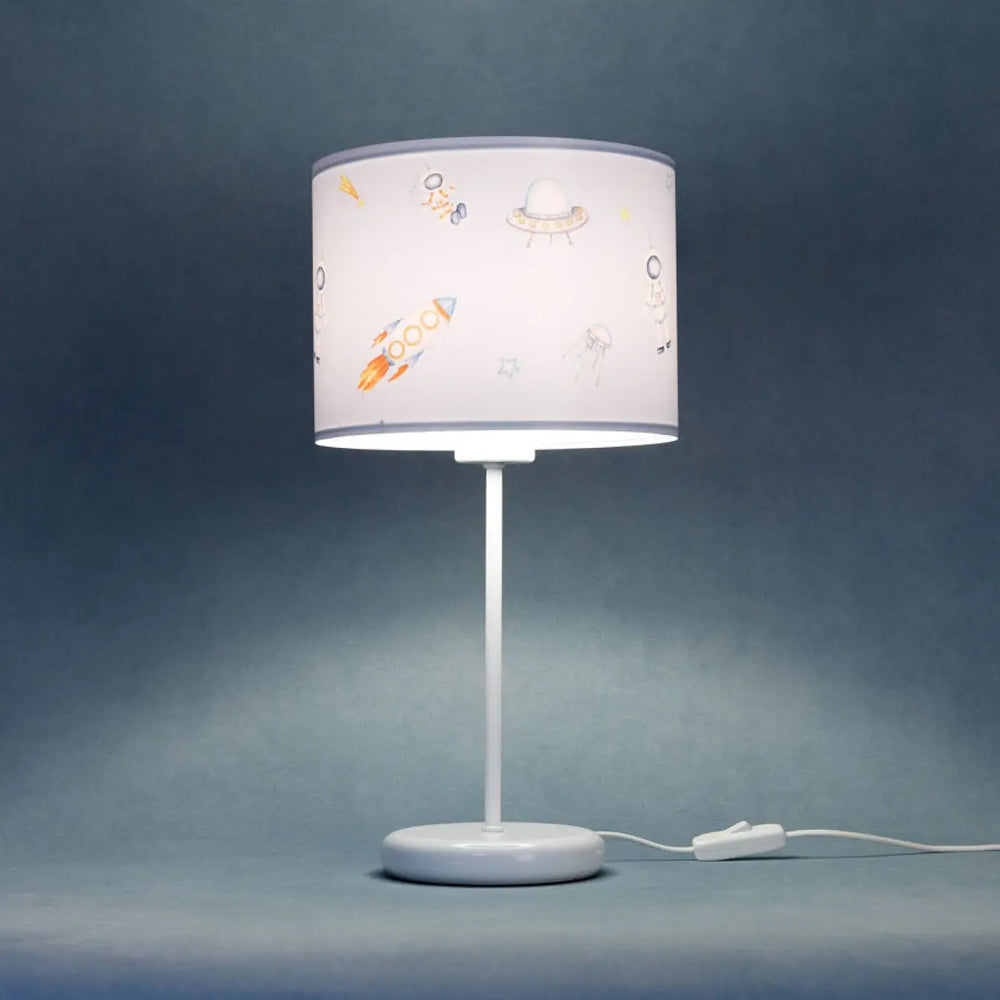 Lampe de table avec abat-jour cylindrique blanc décoré de motifs spatiaux colorés pour décoration intérieure et lumière douce