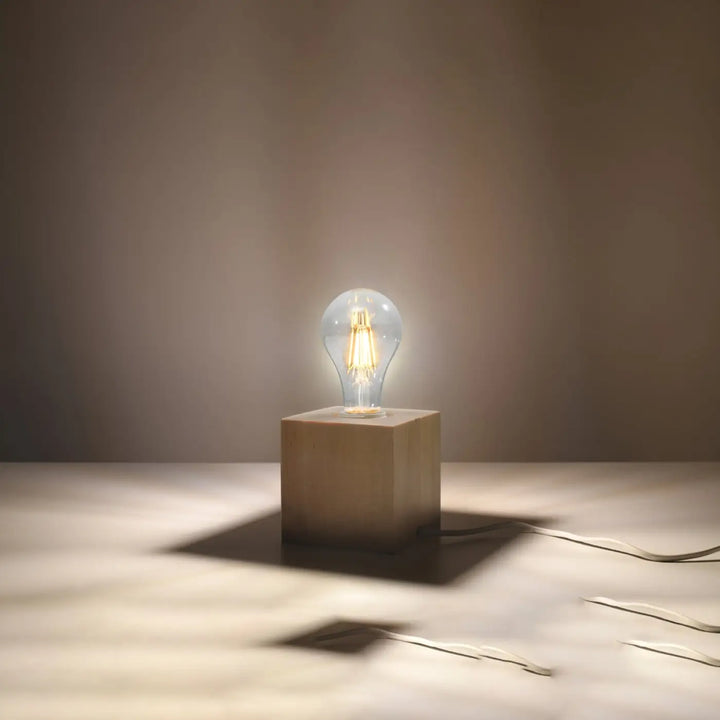 Lampe de table ariz avec ampoule filament chaleureuse sur base cube en bois bureau ariz bois ariz