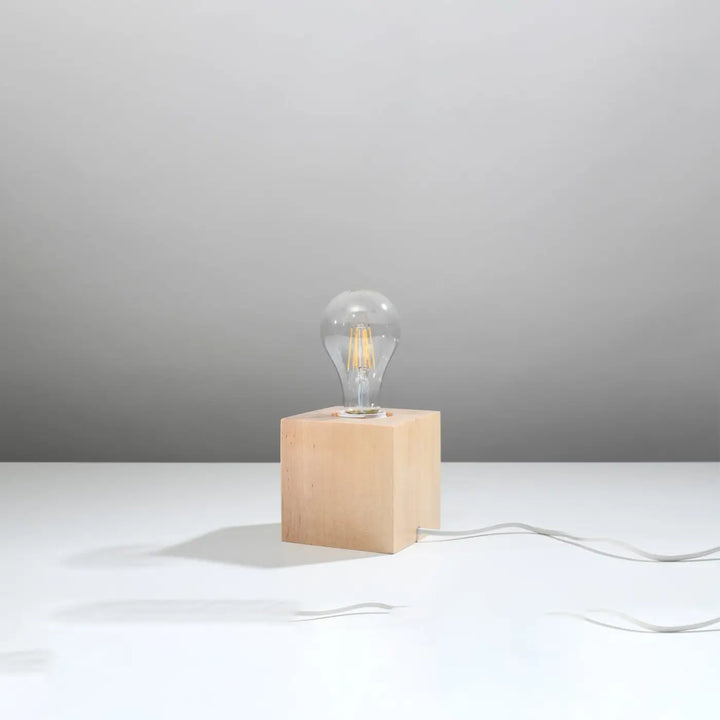 Lampe de table bureau ariz avec base cube en bois ariz minimaliste supportant une ampoule filament en verre clair