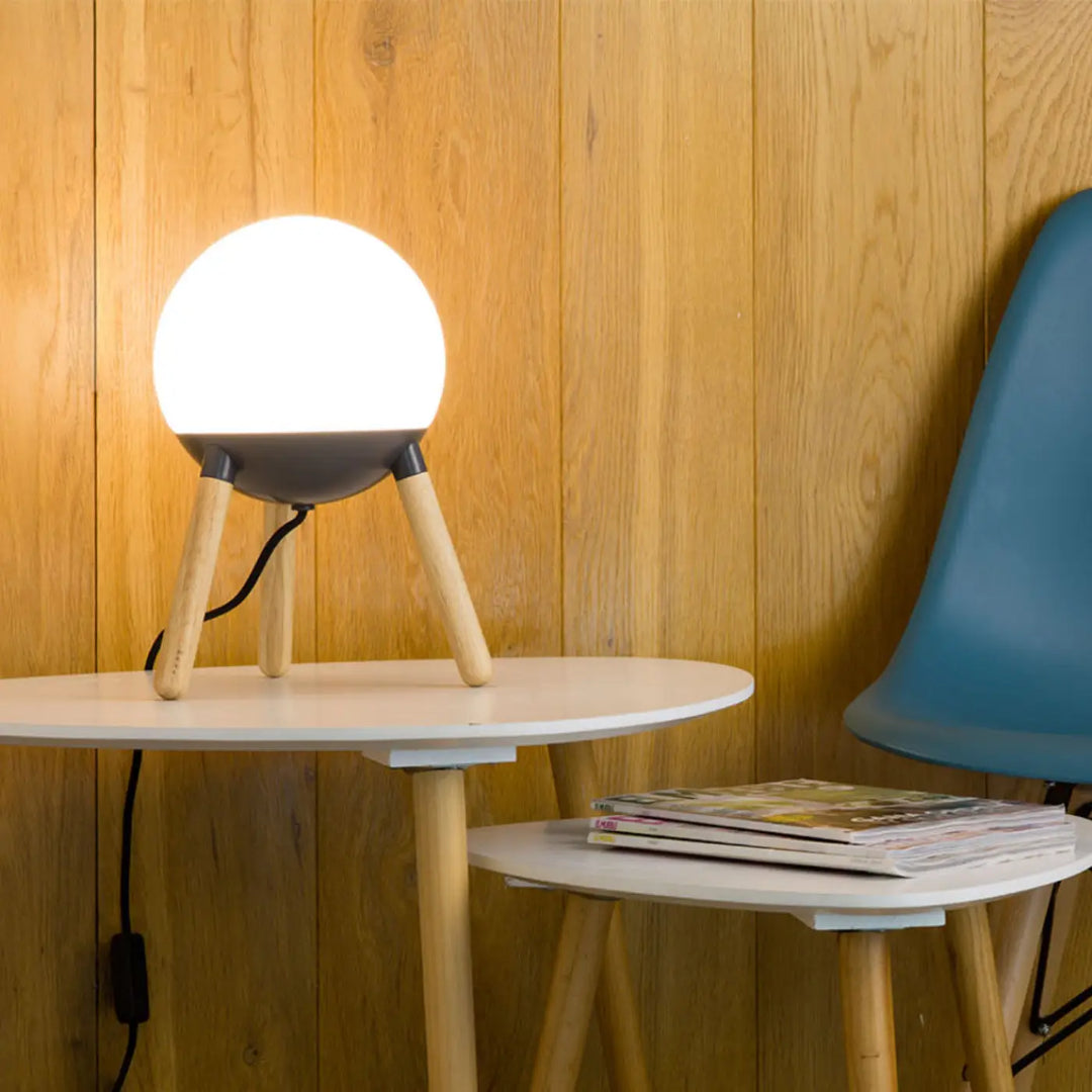 Lampe de table Mine grise de Faro Barcelona en situation