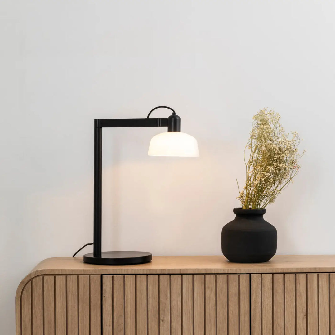 Lampe de table Tatawin verre blanc opale de Faro Barcelona en situation