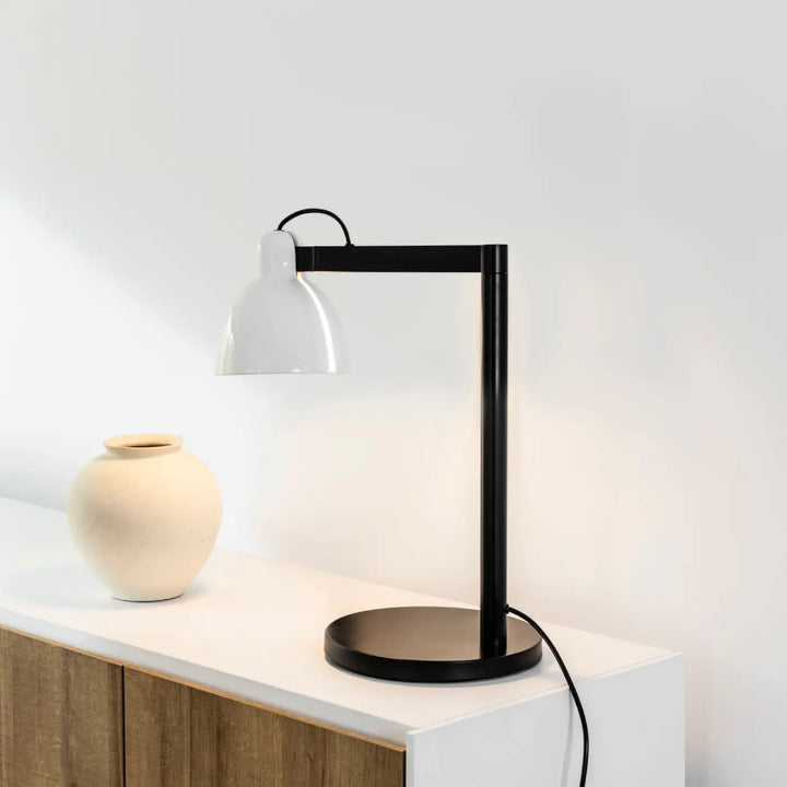 Lampe de table Venice blanche de Faro Barcelona en situation