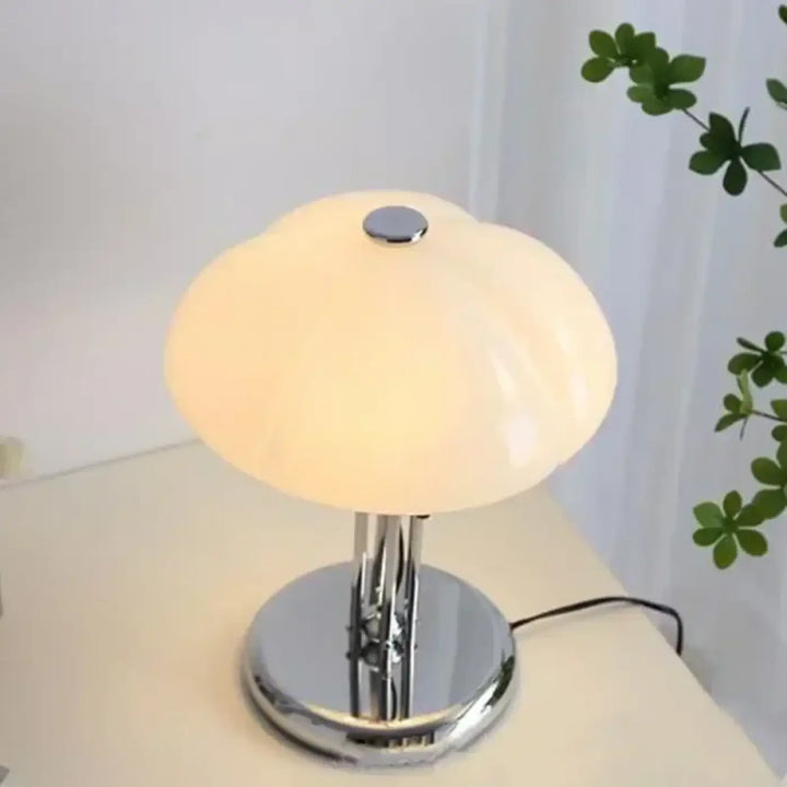 Lampe de table hala avec abat-jour crème en forme de nuage et base chrome poli pour un charme rétro moderne