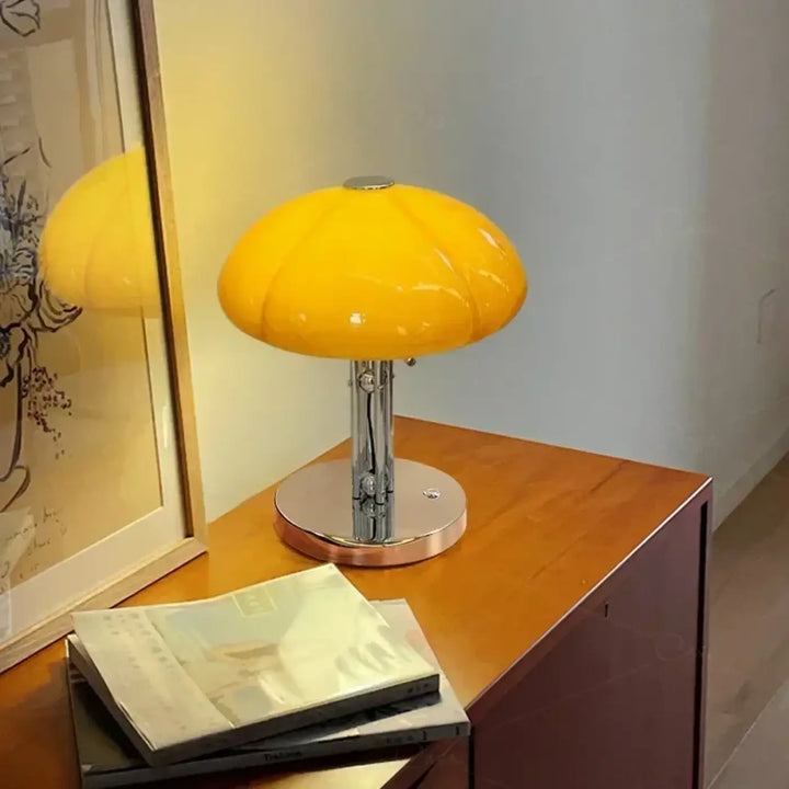 Lampe de table hale en forme de champignon jaune vif avec base et tige chrome charme rétro moderne