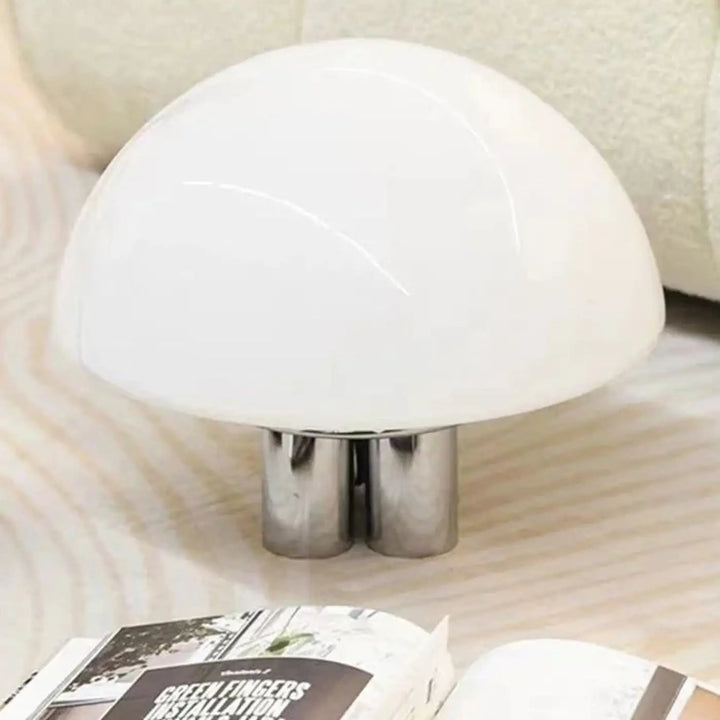 Lampe de table cesar avec dôme en verre opalin blanc et pied chromé design cylindrique poli