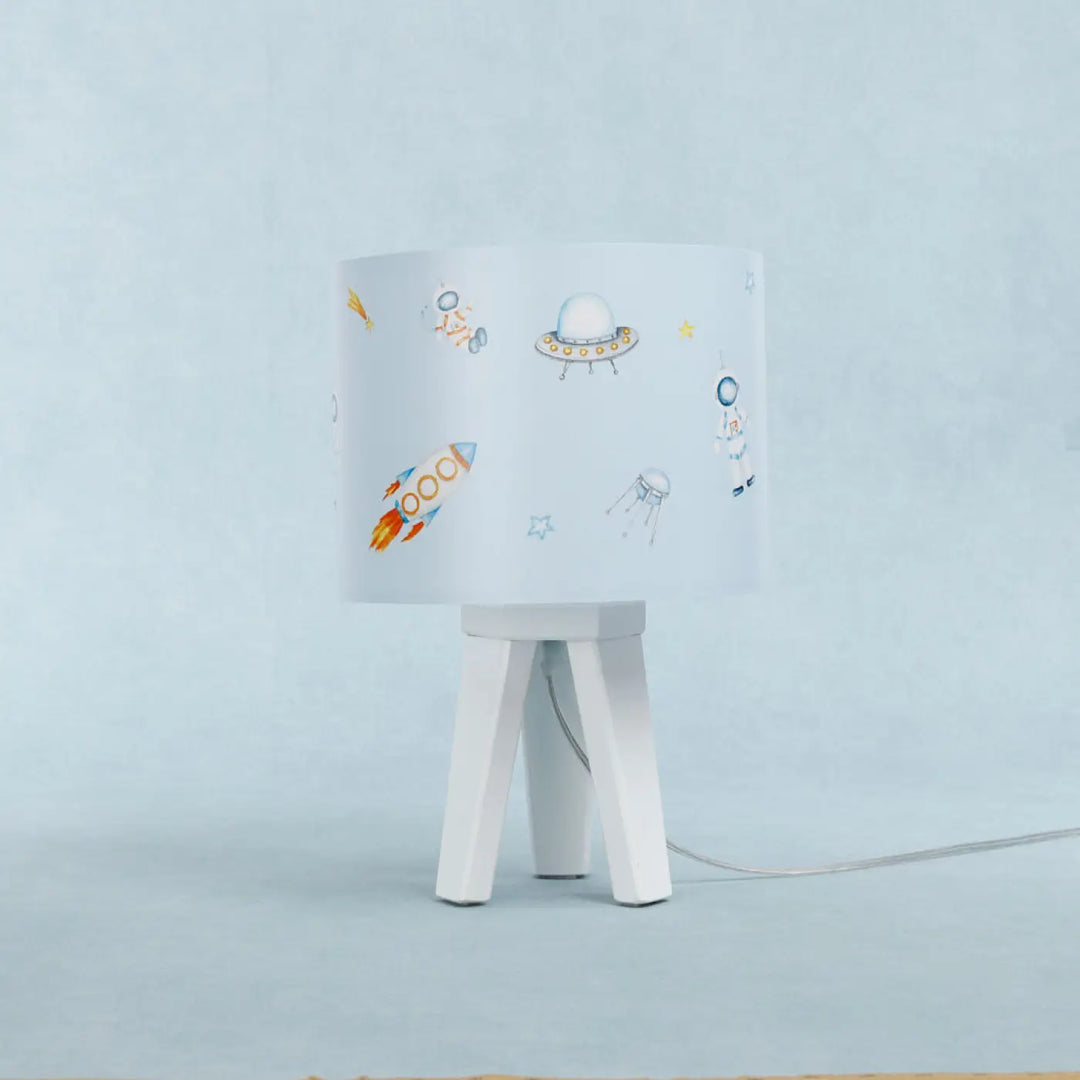 Lampe de table sweet dreams avec abat-jour blanc illustré thème cosmique bleu enfant sur pied blanc minimaliste
