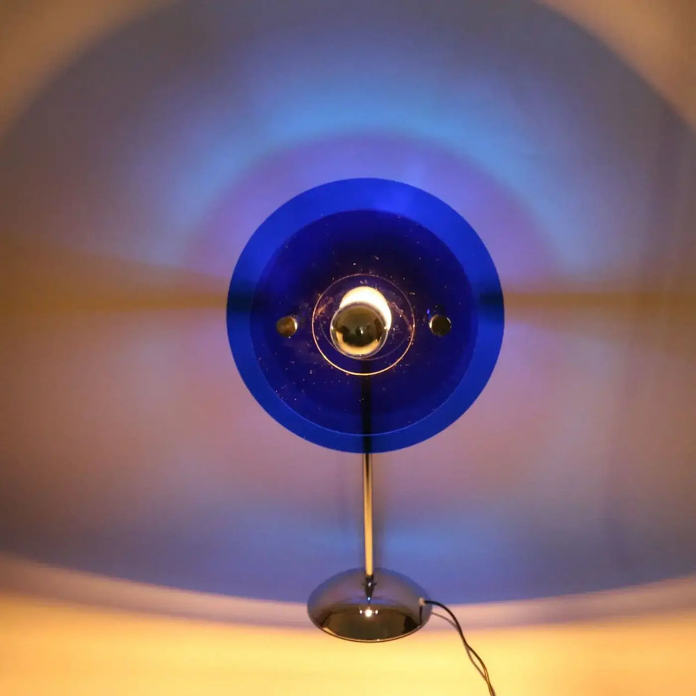 Lampe de table zyna avec abat-jour en verre bleu cobalt et base en chrome poli disponible dans notre shop