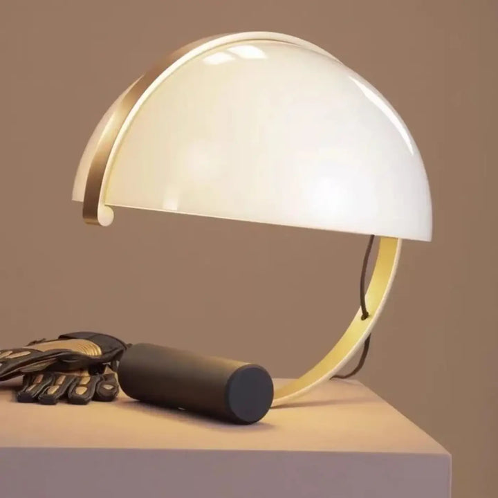 Lampe de table arcena avec abat-jour en verre opalin blanc et structure métallique dorée demi lune aux courbes élégantes