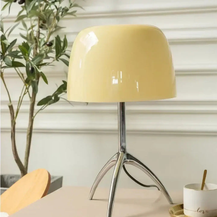Lampe de table lakko en céramique crème brillante avec base trépied en chrome élégante et moderne