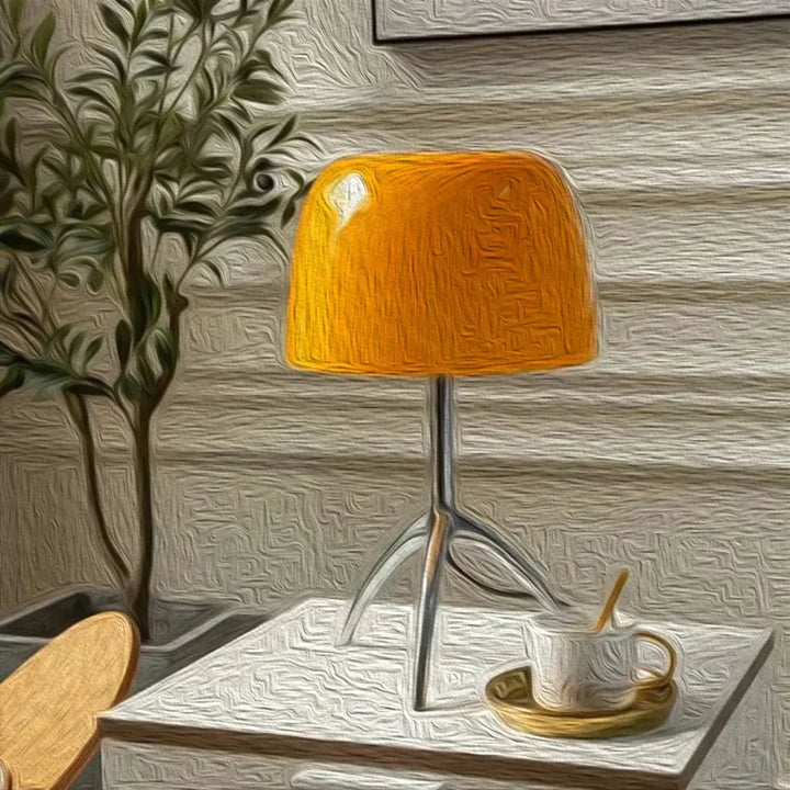Lampe de table lakko avec abat-jour en verre orange vibrant et base trépied métallique élégante