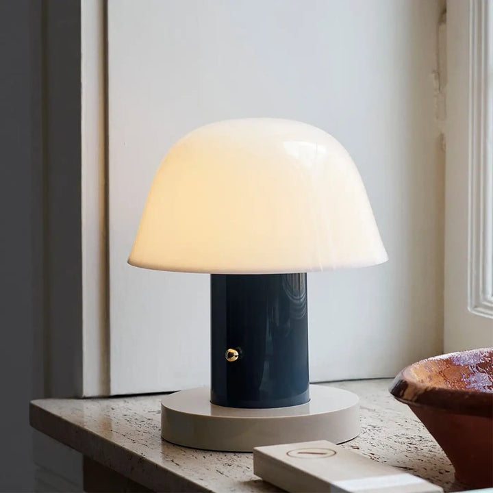 Lampe de table nacra avec un design champignon élégant en verre translucide blanc cassé et base bleu marine mat pour décoration intérieure