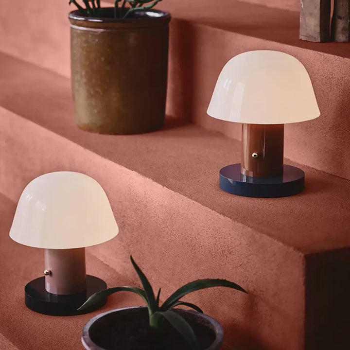 Lampe de table nacra en verre dépoli blanc avec tige en bois et base noire pour décoration intérieure et table design champignon
