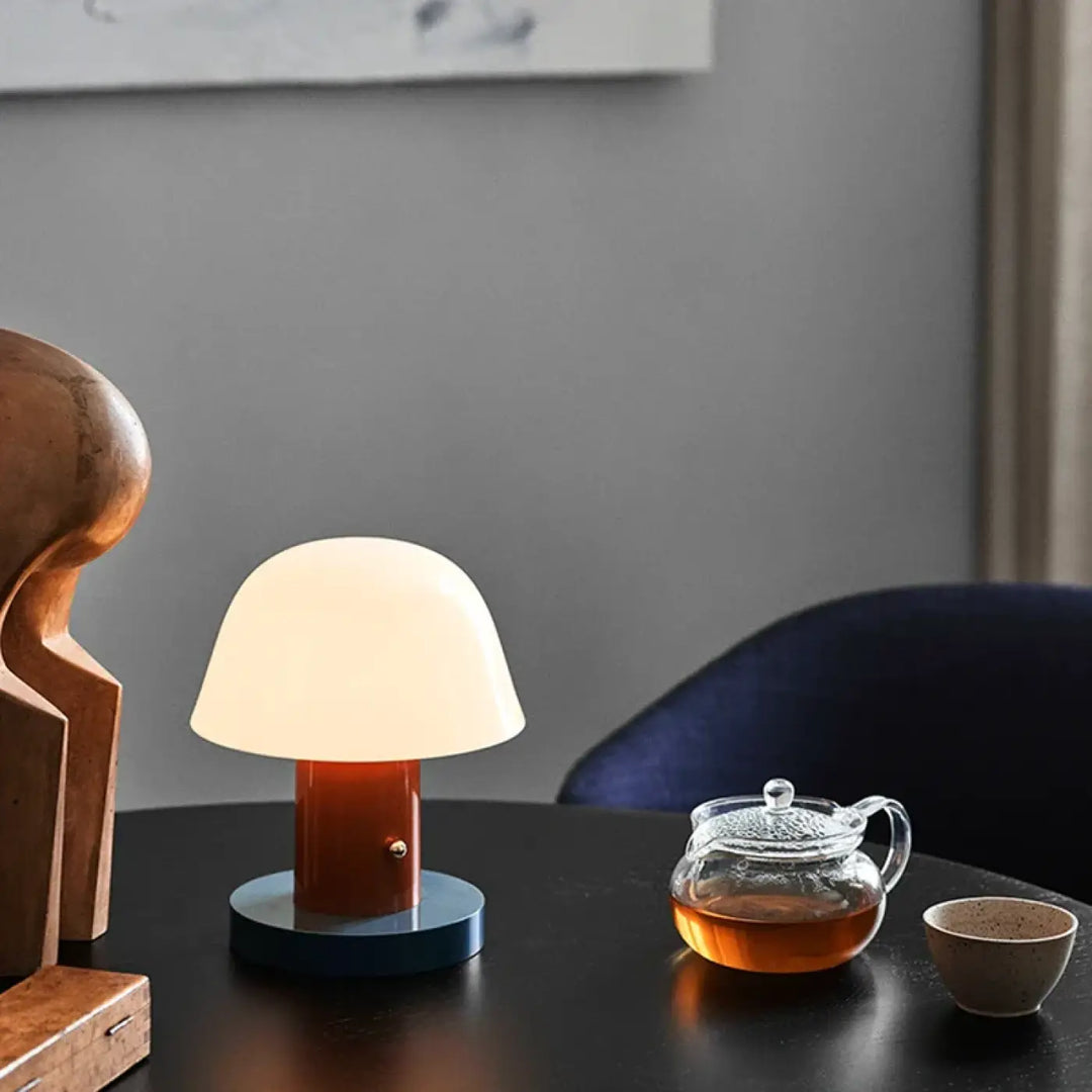Lampe de table nacra avec design champignon en verre diffus blanc chaud base ambre et pied bleu marine pour décoration intérieure
