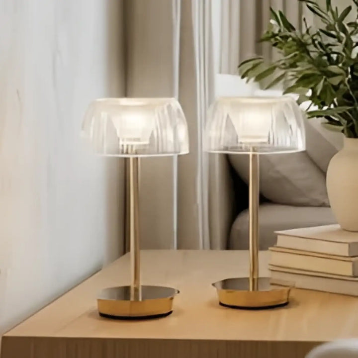 Lampe de table eclatia avec finition dorée élégante et abat-jours en verre facetté clair pour un design de table raffiné