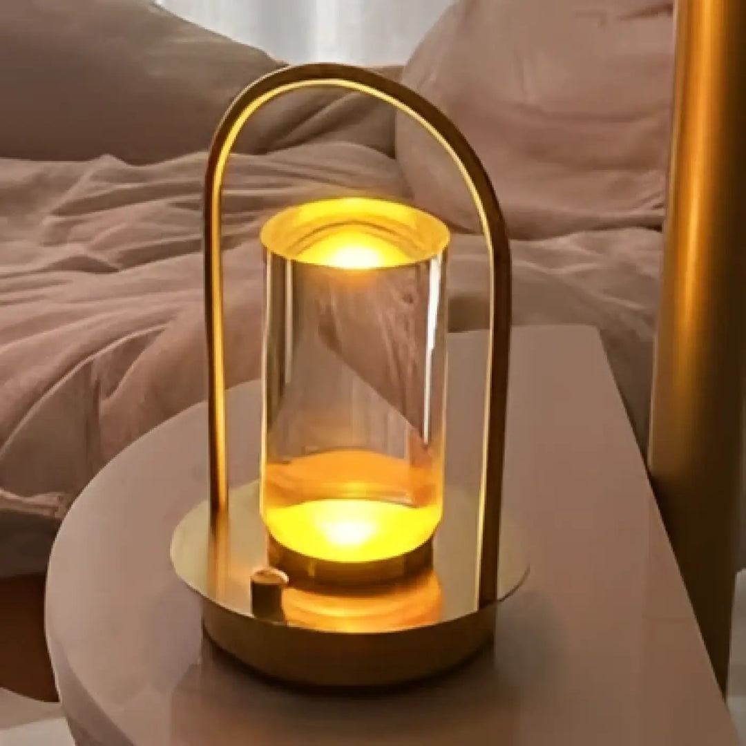 Lampe de table neora en métal doré avec lumière cylindrique flottante jaune et arche épurée minimaliste en verre clair