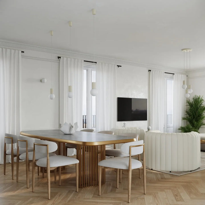 Lampe halo version suspension beige avec verre laiteux sur table à manger moderne en marbre et pieds métalliques dorés