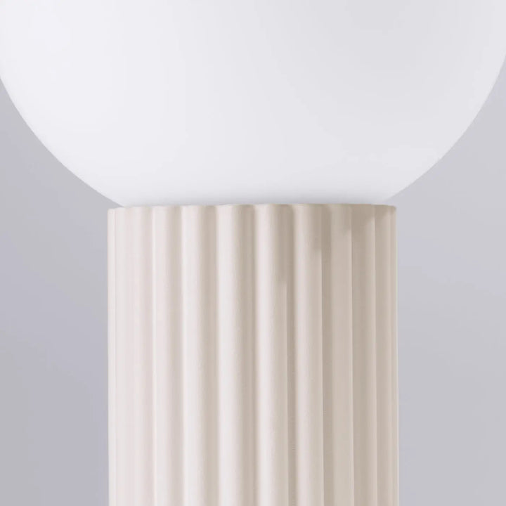Lampe halo beige lampe à poser en céramique cannelée avec globe en verre laiteux version suspension possible