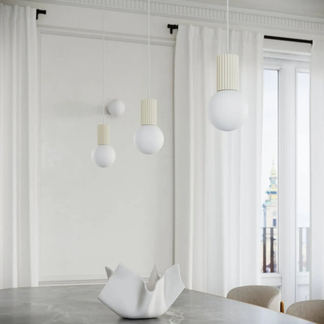 Lampe halo version suspension avec verre laiteux et abat-jour cylindrique côtelé beige suspendue au plafond