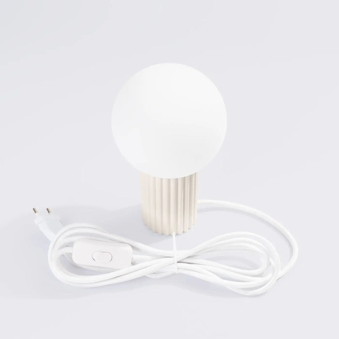 Lampe halo beige à poser avec base cylindrique nervurée verre laiteux et cordon blanc assorti version suspension possible