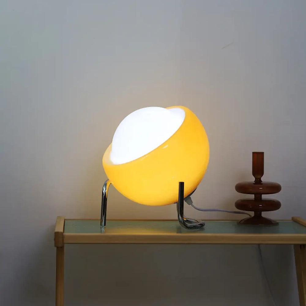 Lampe de table design boule inclinee pour interieur chic