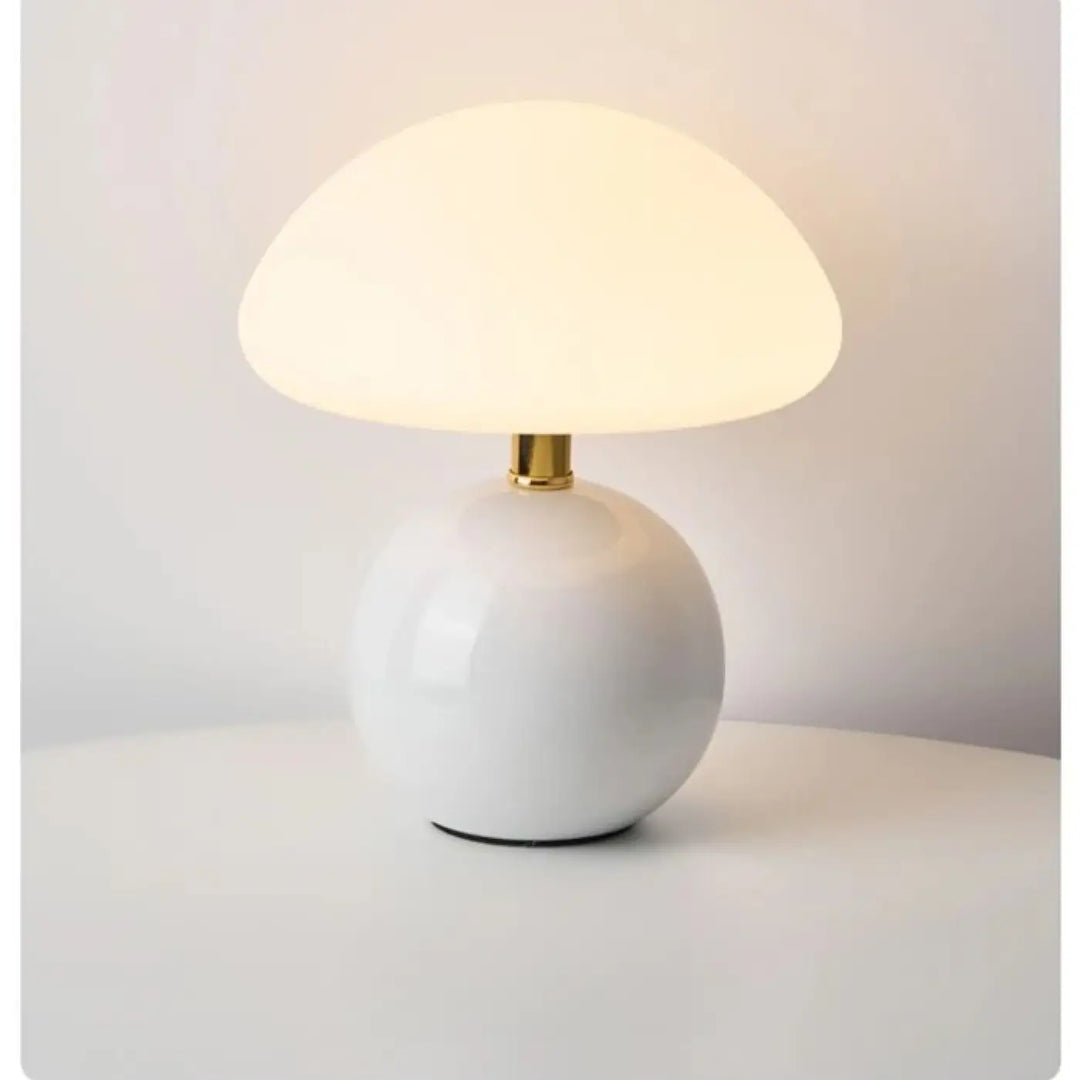 Lampe de table agaris design champignon en céramique blanche avec tige dorée pour un éclairage élégant