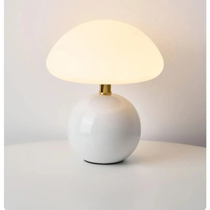 Lampe de table agaris design champignon en céramique blanche avec tige dorée pour un éclairage élégant