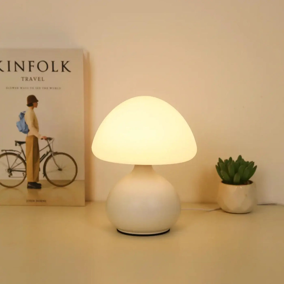 Lampe de table nivys en design champignon blanc doux avec dôme arrondi et base bulbée en matériau lisse
