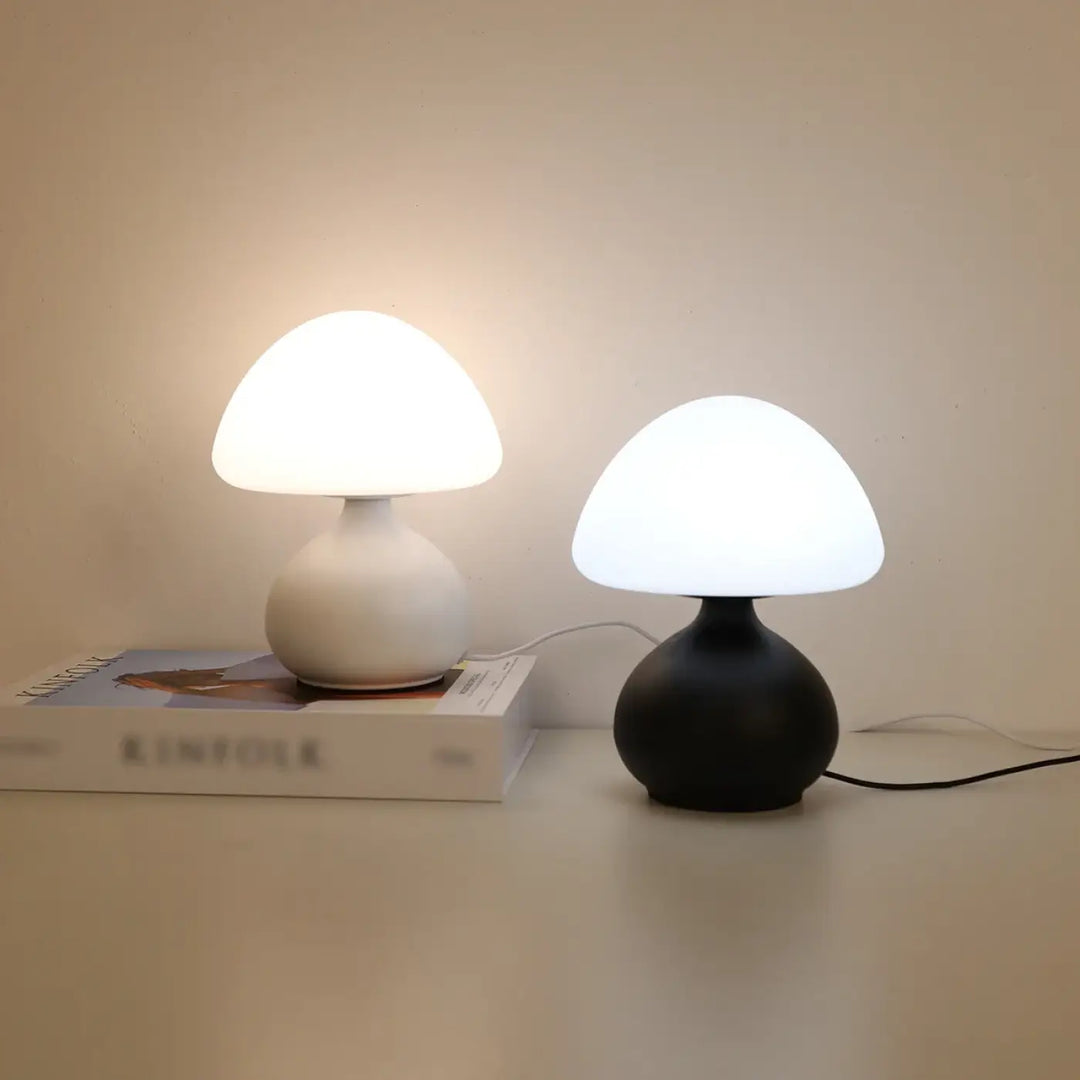 Lampe de table nivys avec design champignon en blanc mat et noir brillant à abat-jour translucide diffusant une lumière douce
