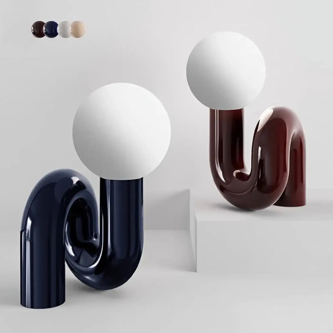 Lampe de table yeimy avec base sculpturale brillante bleu marine et bordeaux et abat-jour sphérique blanc pour décoration intérieure chic