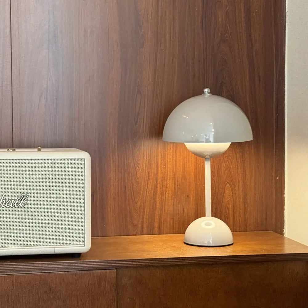 Lampe de table tamby en céramique écrue avec design champignon moderne et tige élancée pour table design colorée