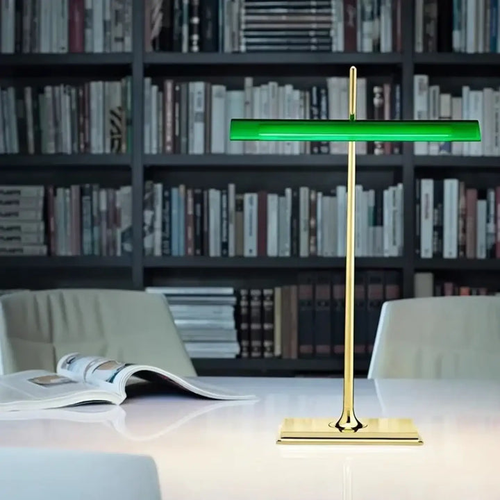 Lampe de table streem avec base chromée en métal laqué laiton et barre lumineuse verte style ombre vitrail moderne