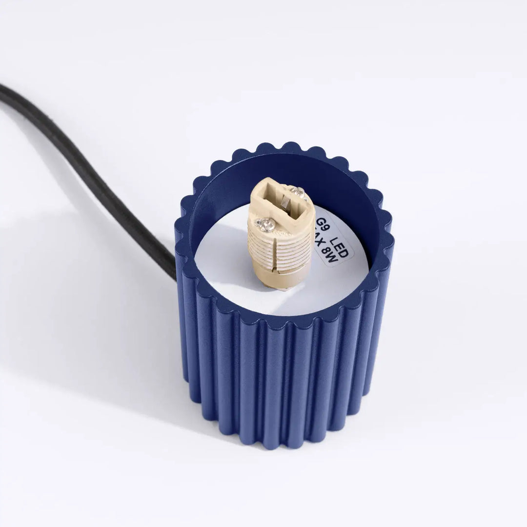 Lampe a poser halo outremer avec base cylindrique bleue côtelée et douille led beige g9 avec cordon noir