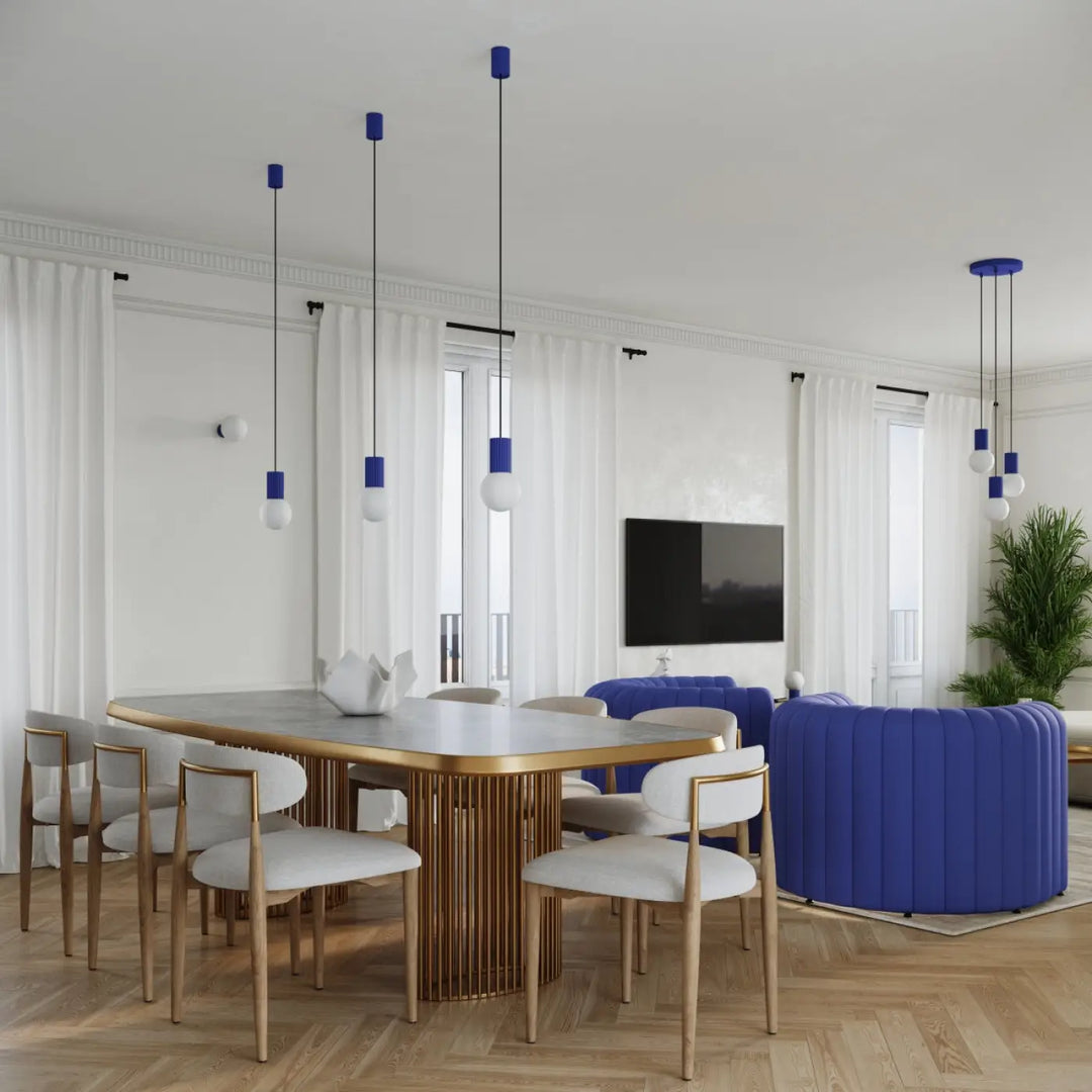 Canapé bleu en velours tufté avec design moderne incurvé dans la version suspension lampe halo poser halo outremer