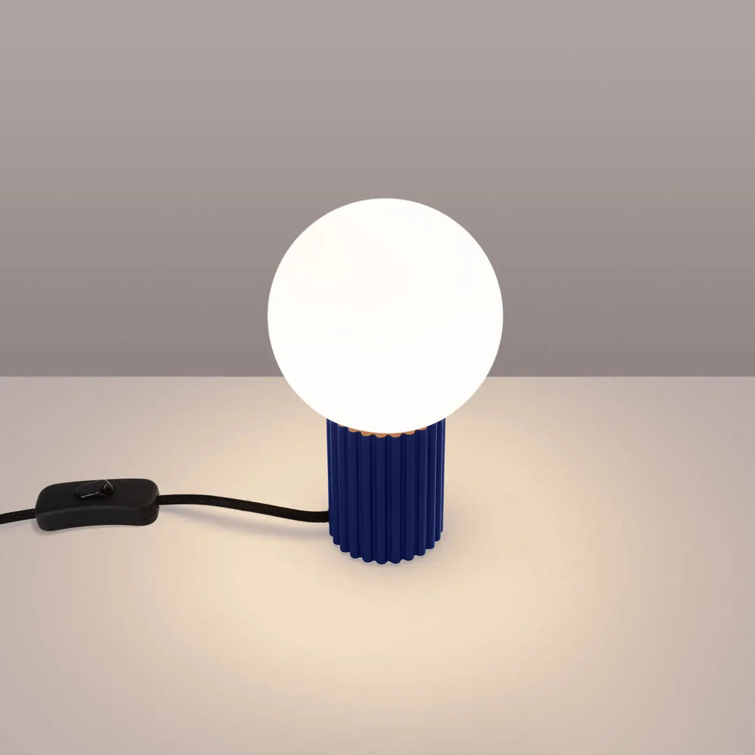 Lampe halo poser halo outremer avec base bleu côtelé et ampoule sphérique blanche lumineuse version suspension