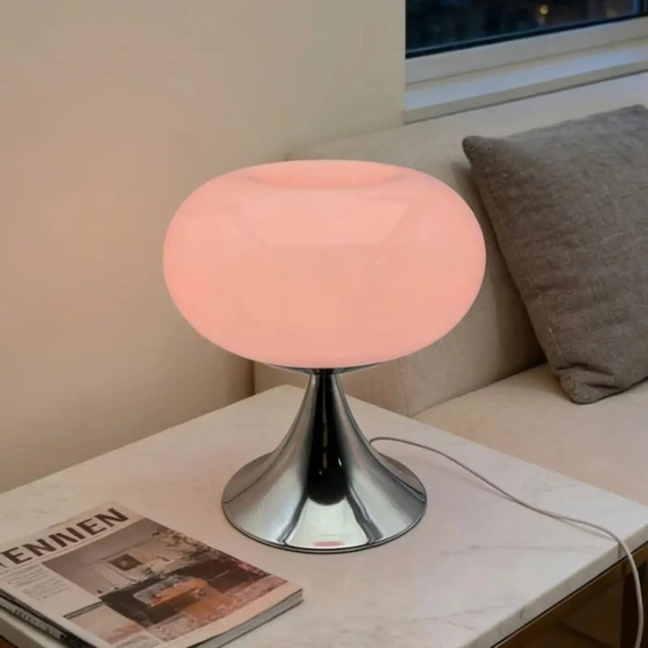 Lampe de table puffel avec globe en verre dépoli rose et base en chrome poli, idéale pour salon ou bureau moderne