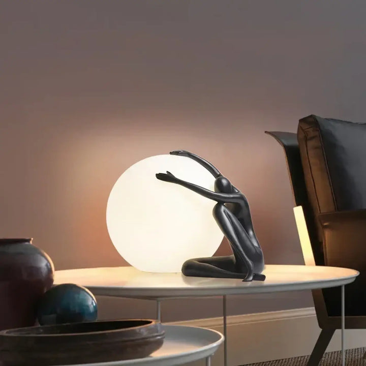 Lampe de table kelya noire en résine avec silhouette enlacée et lumière sphérique intégrée pour table design