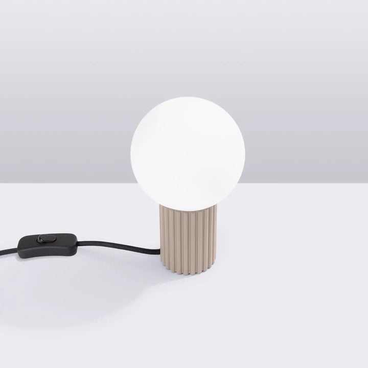 Lampe a poser halo taupe avec abat-jour sphérique en verre dépoli et base cannelée beige avec interrupteur noir une solution pratique