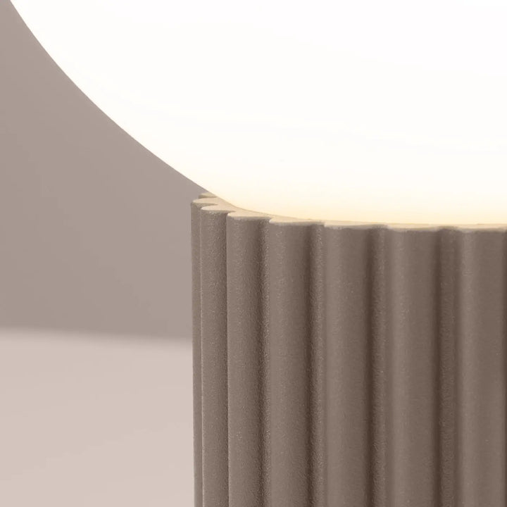 Lampe halo posée avec un globe blanc lumineux et un socle taupe texturé solution pratique pour intérieur moderne