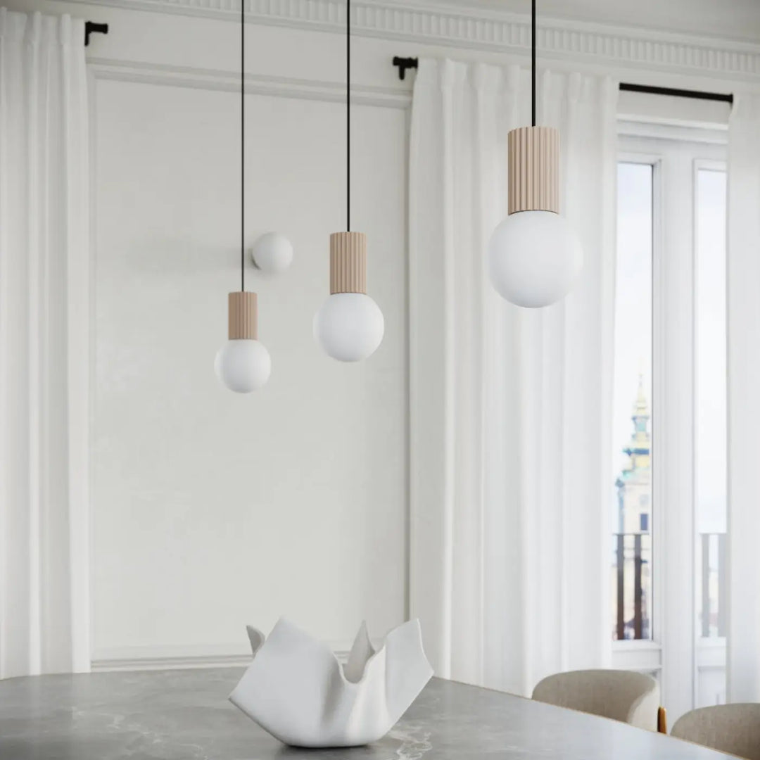 Lampe halo suspension moderne avec abat-jour en verre mat blanc et accents en bois taupe pose halo taupe solution pratique