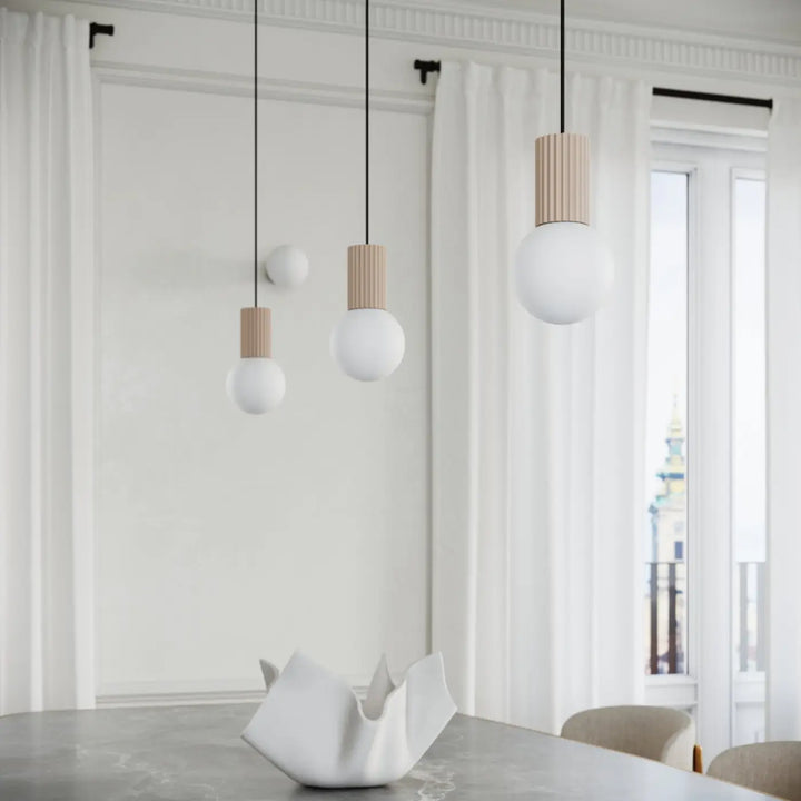Lampe halo suspension moderne avec abat-jour en verre mat blanc et accents en bois taupe pose halo taupe solution pratique