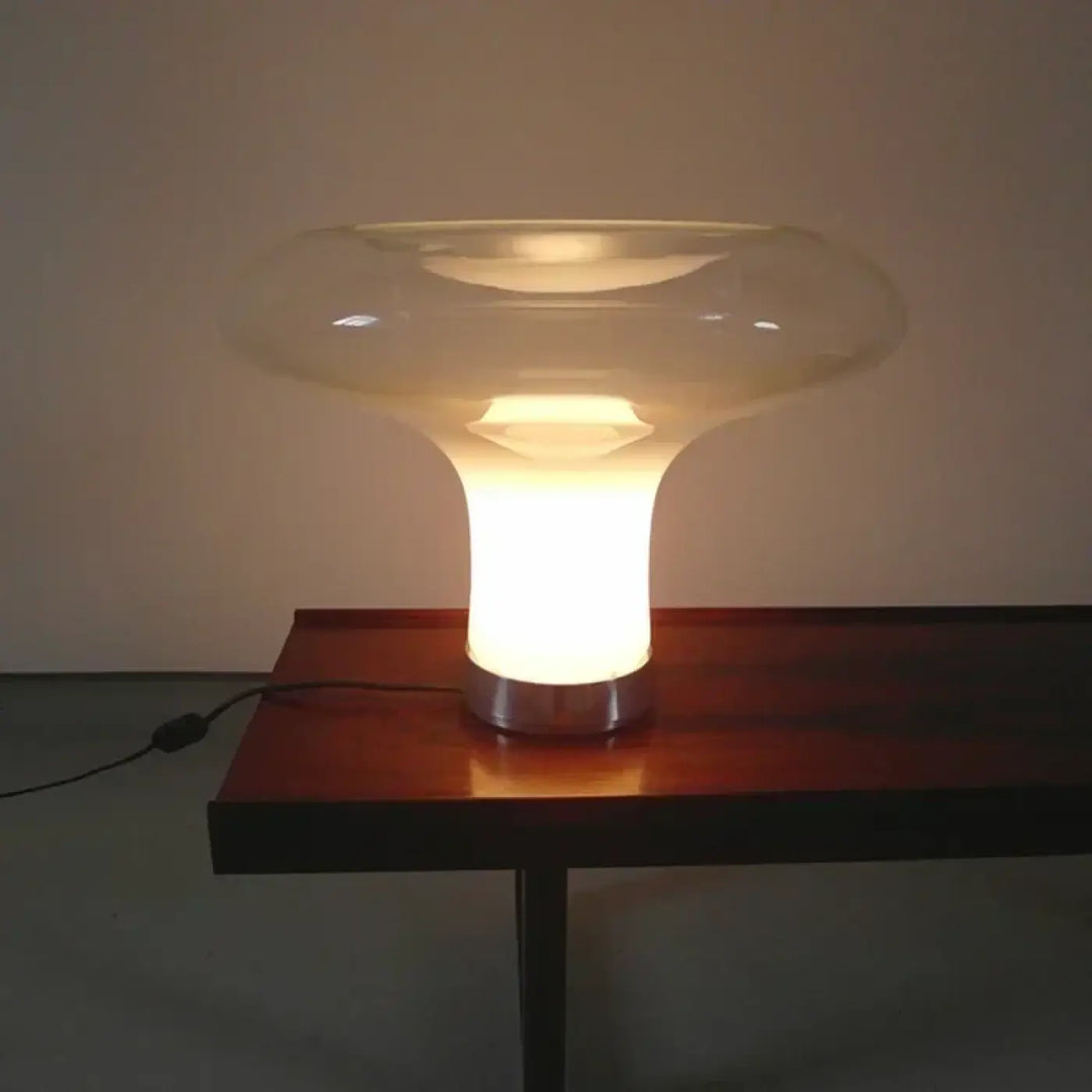 Lampe de table mushia avec verre soufflé et silhouette champignon en design de table chaleureuse et lumineuse