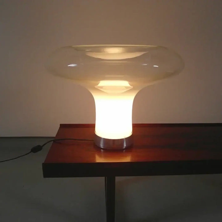 Lampe de table mushia avec verre soufflé et silhouette champignon en design de table chaleureuse et lumineuse