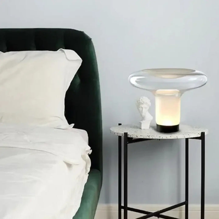 Lampe de table mushia en verre soufflé avec silhouette champignon et lumière chaude pour un design moderne