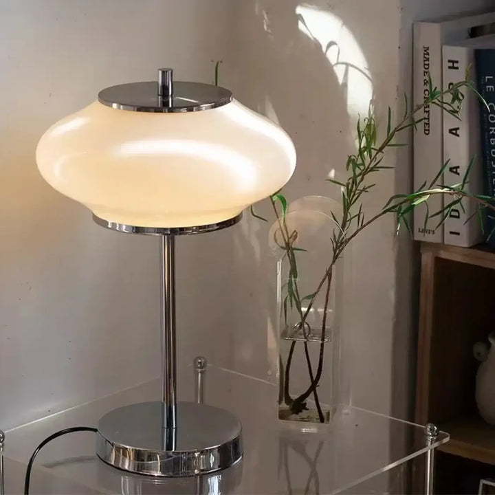 Lampe de table albry en verre blanc opale avec base chrome poli design vintage et table design vintage