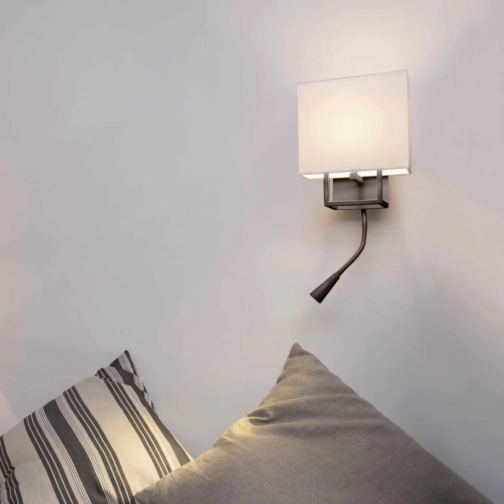 Lampe Vesper brune et beige dans un intérieur