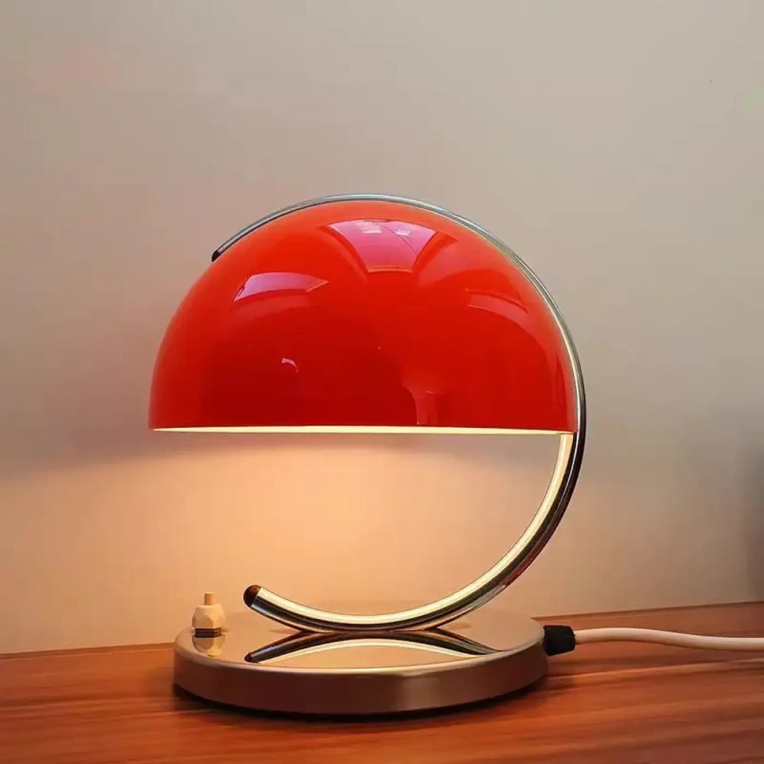Lampe de table arko rouge avec base métallique chromée et lumière douce pour une table élégante au design minimaliste