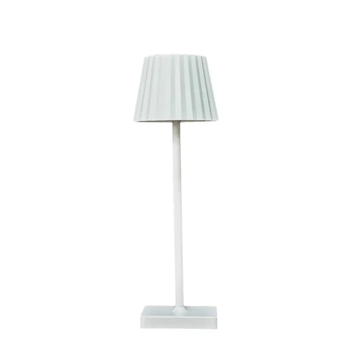 Lampe de table escaLe blanche élégante avec abat-jour conique plissé et base rectangulaire minimaliste