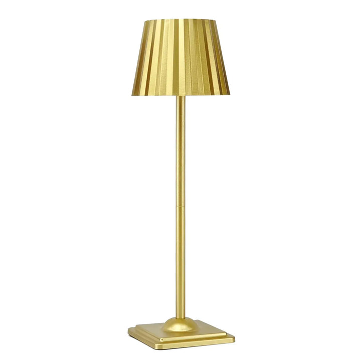 Lampe de table escale avec finition dorée, abat-jour cylindrique plissé et tige fine élégante