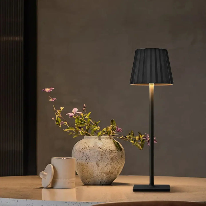 Lampe de table escale avec abat-jour plissé noir au design minimaliste et élégant
